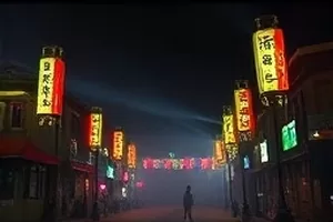 晚熟蜜桃切片滴汁特写，汁水饱满