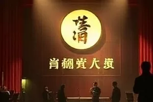 玉露蜜桃纵切剖面，果核与果肉分层清晰