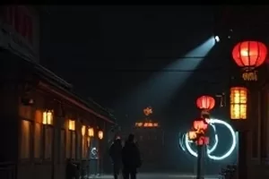 背阴枝条上的蜜桃，果皮偏青，绒毛较密