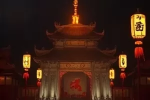 游标卡尺测量蜜桃横径的特写，读数清晰